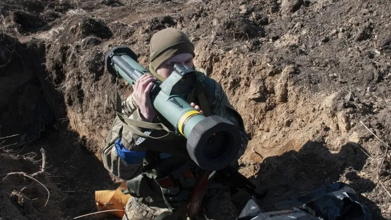 Украинский военный с противотанковым орудием.