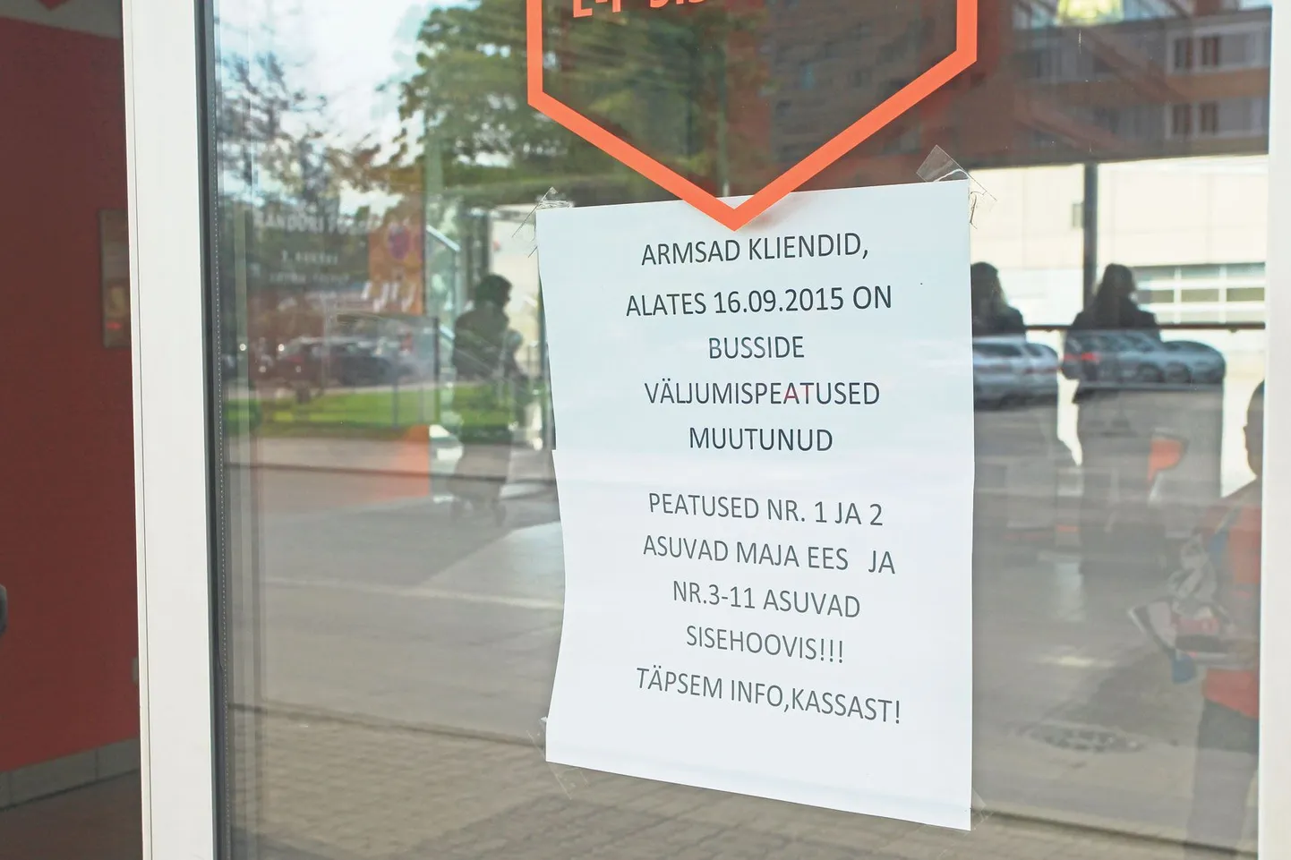 Ehkki Tartu bussijaama ustel ning majas sees on üles pandud muudatustest teavitavad sildid, ei pruugi bussijuhilt või internetist pileti ostnud inimesed, kel bussijaama sisse asja pole, neid aga tähele panna.