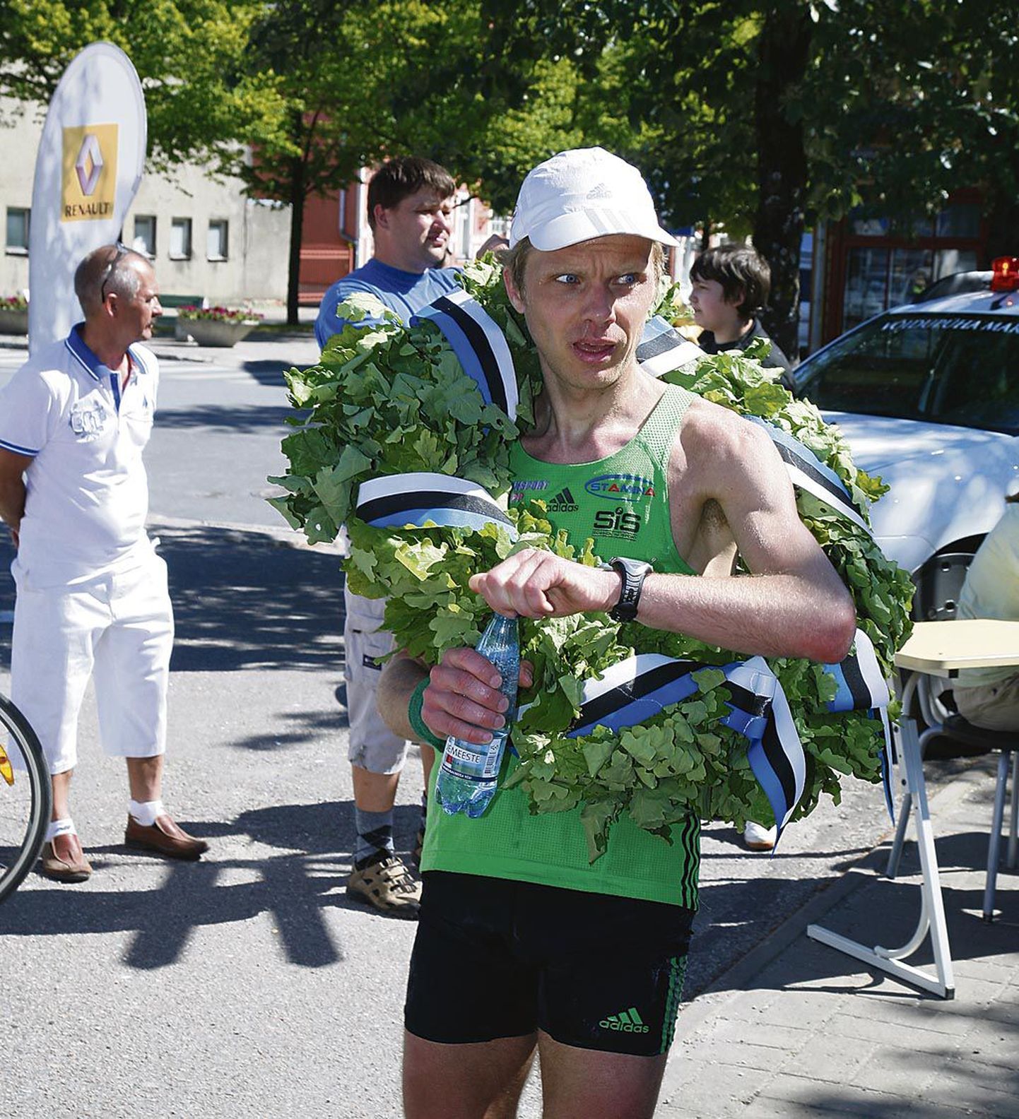 Kristo Reinsalu sai võidupüha maratoni võitjana kaela sinimustvalgete lintidega tammepärja.