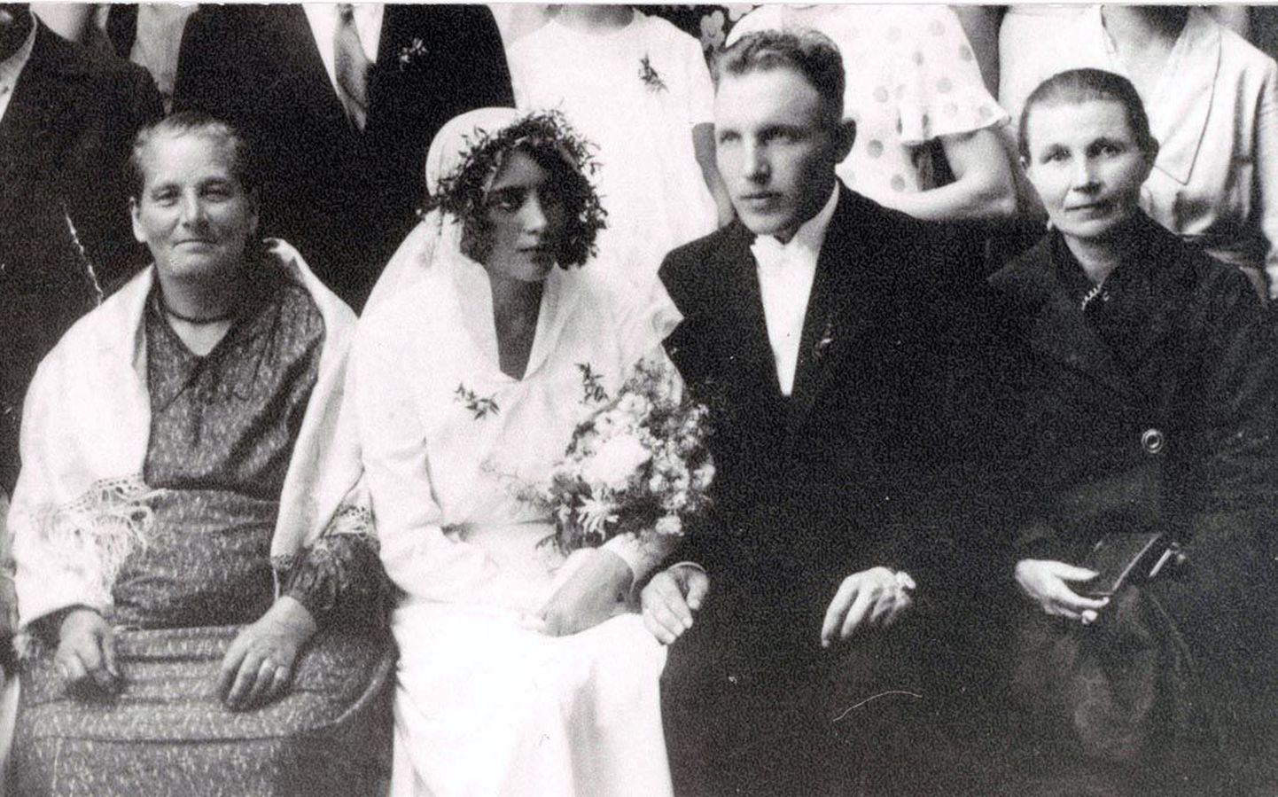 Katke Rudolf Tõltsi ja Hilda Puusepa pulmapildist, istuvad (vasakult) Liisa Puusepp, Hilda Puusepp, Rudolf Tõlts ja Marie Haava.
