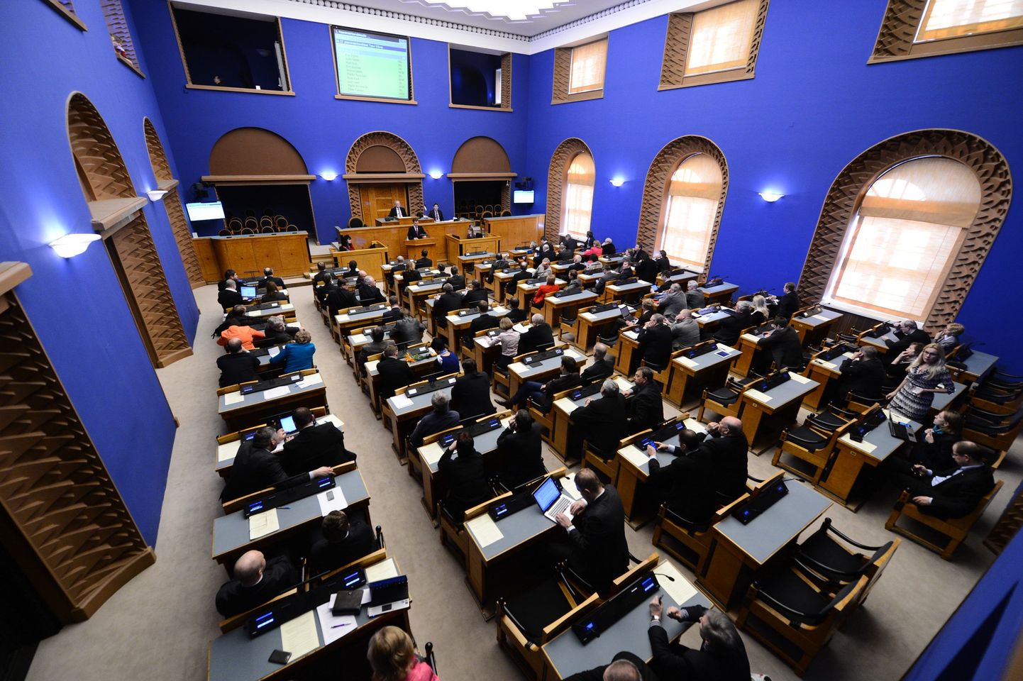 Riigikogu võttis taas vastu 1000-euroste tehingute eelnõu.