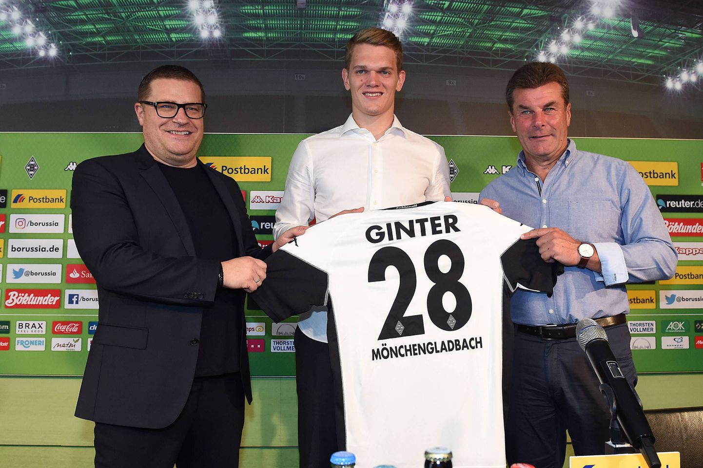 Matthias Ginter (keskel) poseerimas uue koduklubi Mönchengladbachi Borussia särgiga.