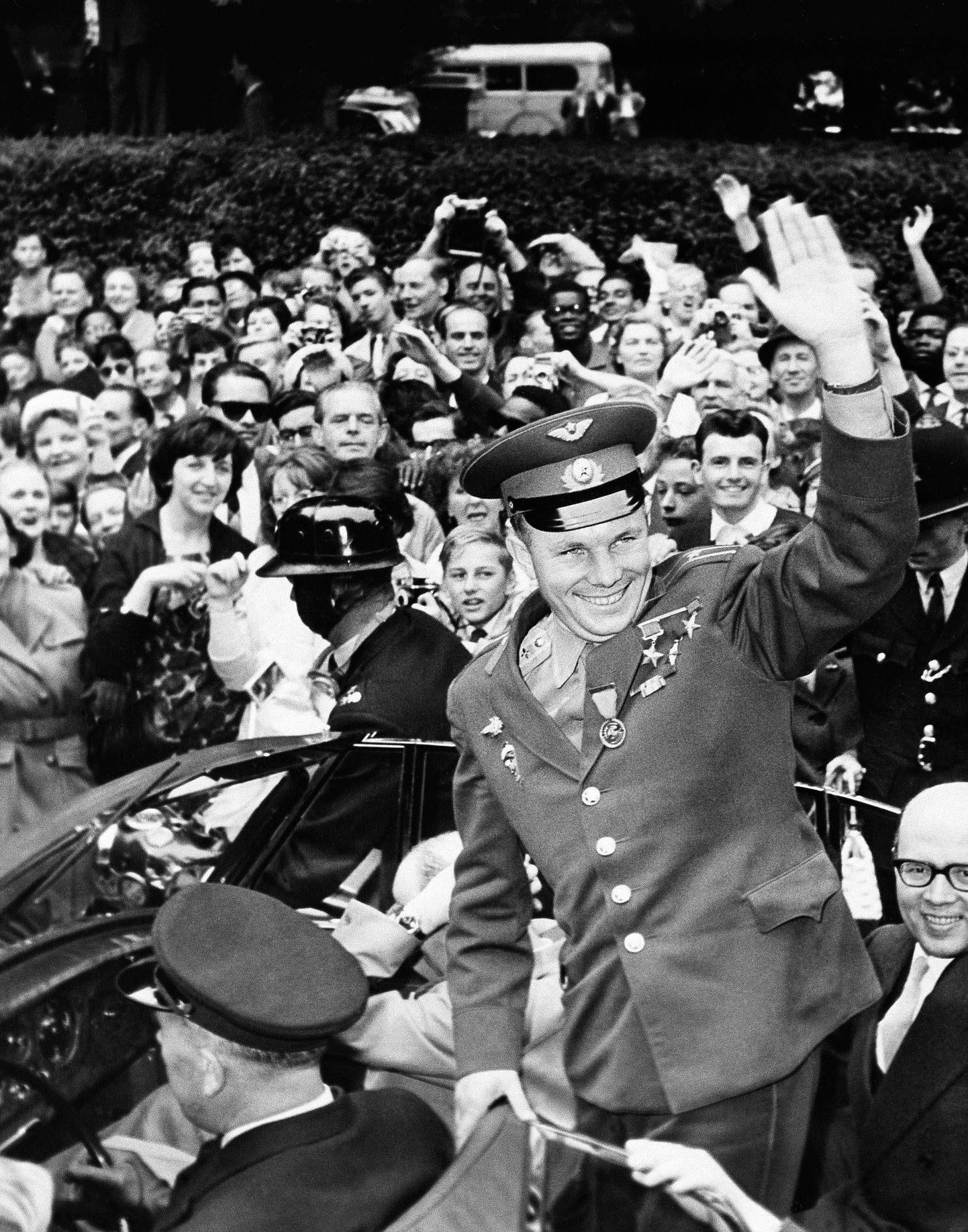 Kosmonaut Juri Gagarin 1961. aastal Londonis Vene saatkonna ees.