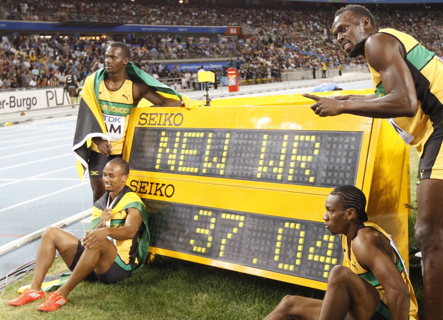 Nesta Carter (vasakul), Michael Frater (vasakult teine), Yohan Blake ja Usain Bolt (paremal) püstitasid 4 x 100 m teatejooksus maailmarekordi.