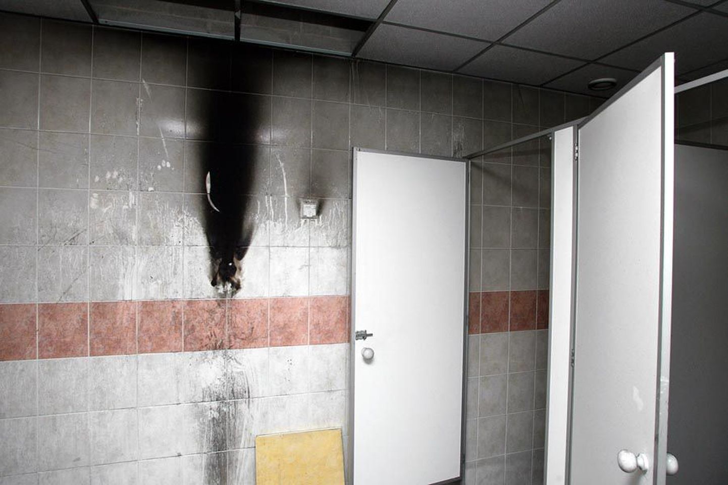 Põlengu tagajärjel sai spordihoones tütarlaste tualettruum kuuma- ja suitsukahjustusi.