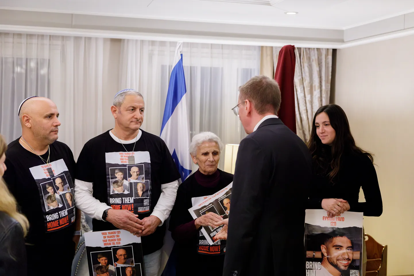 Ринкевич в Израиле встретился с членами семей мирных жителей, захваченных ХАМАС, и латвийской диаспорой