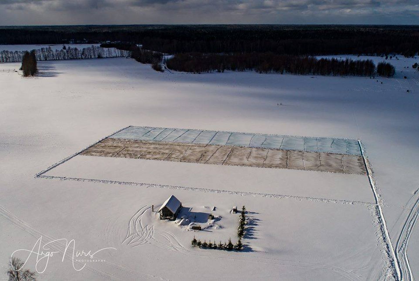 Eesti suurim lumelipp valmis Hiiumaal kingitusena Eestile. Tegijaid ühtekokku 106 inimest ja üks koer.