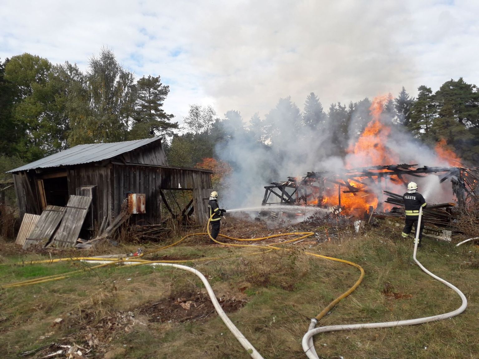 Põlvamaal Ruusa külas hävis tules vana mahajäetud saeraam.