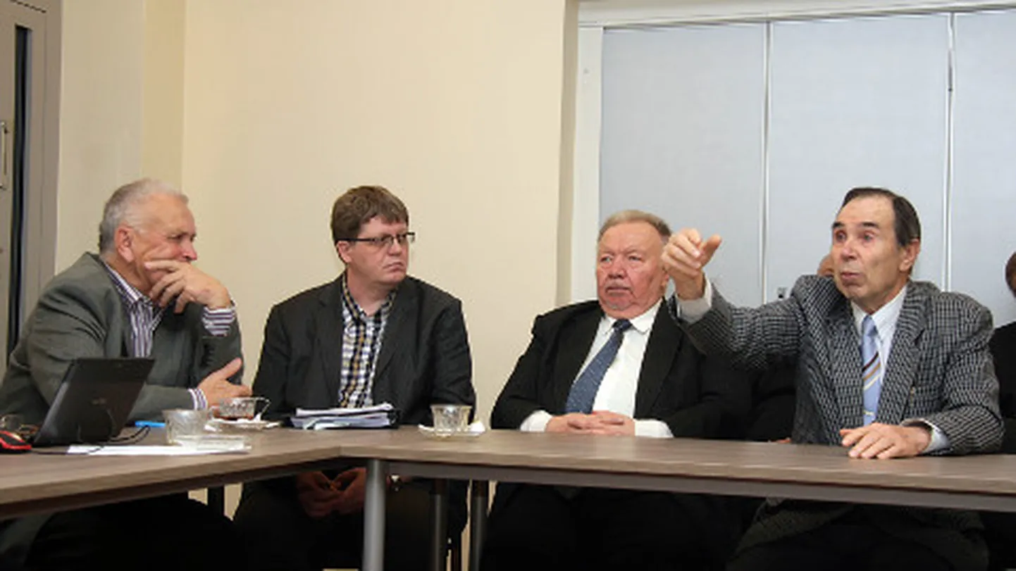 Rein Rahuoja (vasakult), Ants Vannus,  Aivo Viirlaid ja Vladislav Levkovski pelgavad Kukruse mäe liigutamise puhul kõige rohkem tule levikut kaevandusse ja mäe süttimist.