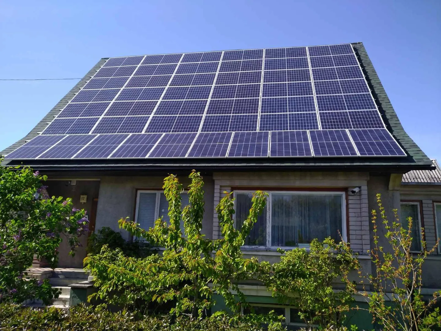 Солнечные батареи на крыше частного дома. Иллюстративное фото.
