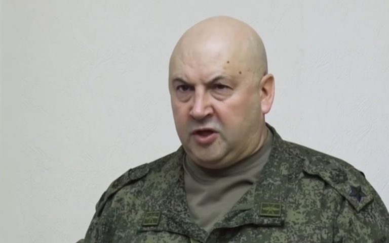 Сергей Суровикин докладывает министру обороны РФ Сергею Шойгу об оперативной ситуации в Херсоне и получает разрешение об отводе войск на левый берег Днепра.