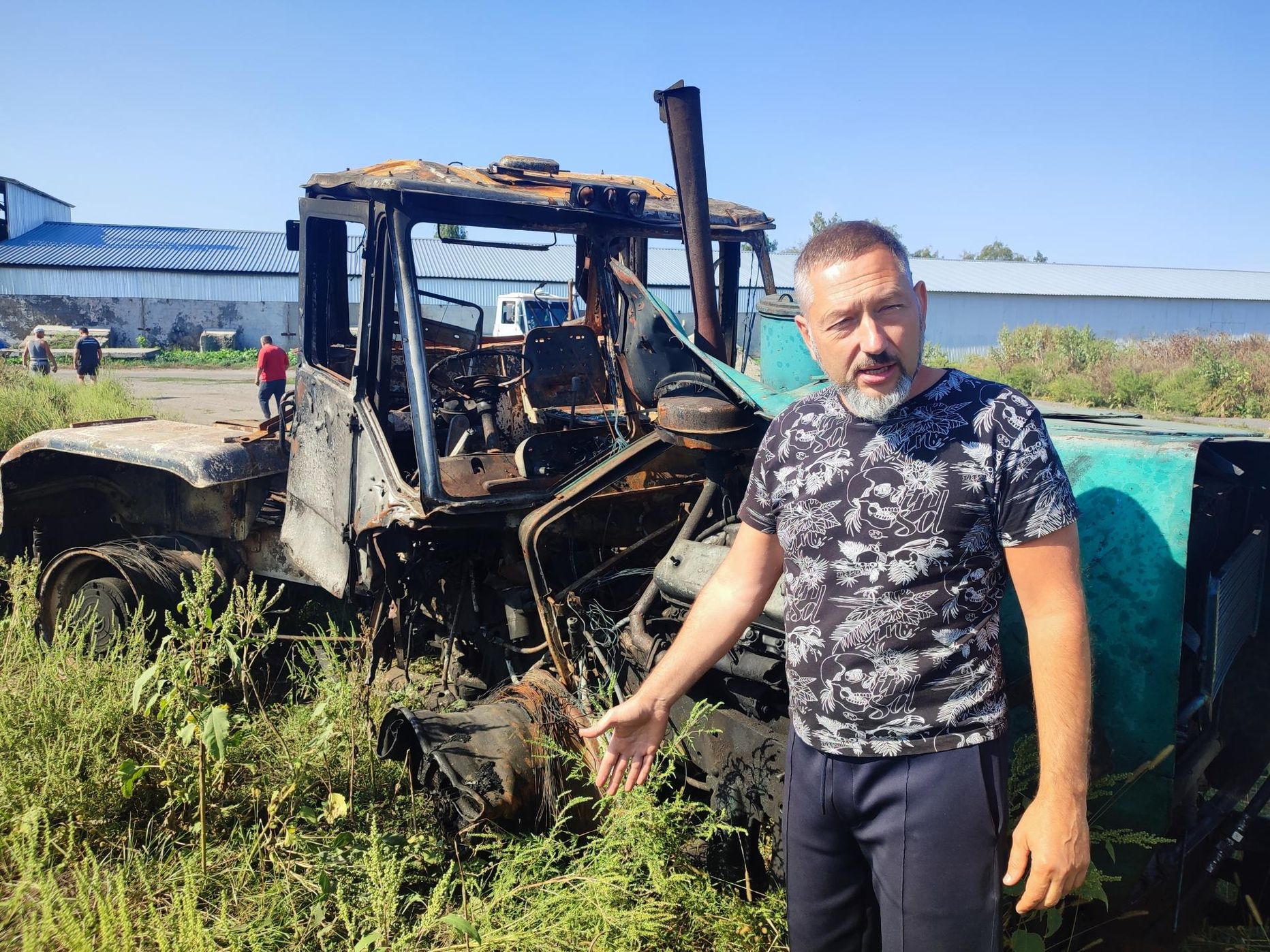 Oleg Girman näitab, mis jäi järele Vene miinile sõitnud ja selle tagajärjel põlema läinud suurest traktorist.