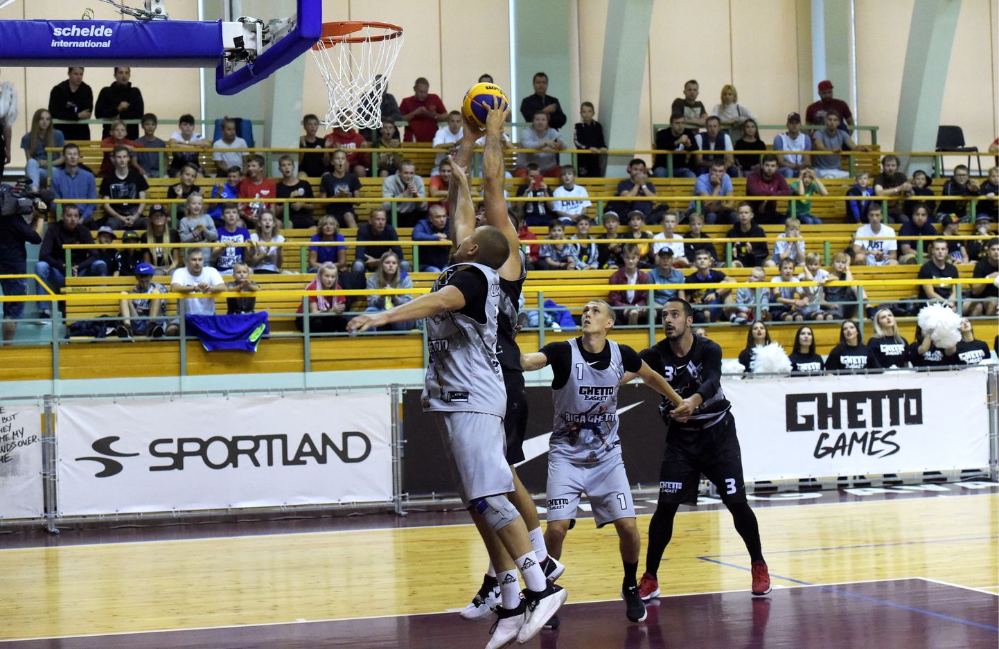 3x3 basketbola turnīra "Ghetto Basket Riga Challenger" ceturtdaļfināla spēle sporta namā "Daugava", kurā tiekas "Riga Ghetto" un "Zemun" komandas.