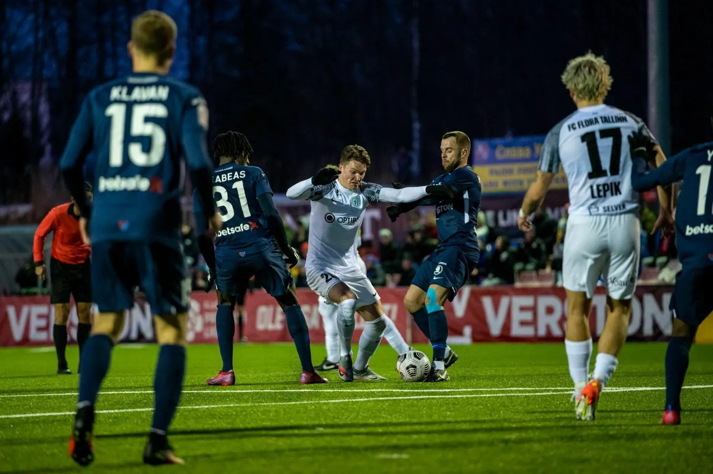 Paide linnameeskond (sinimustas) sai viimases mängus Tallinna Floralt napi kaotuse ja peab endiselt Premium liiga tabelis kolmandat kohta püüdma.