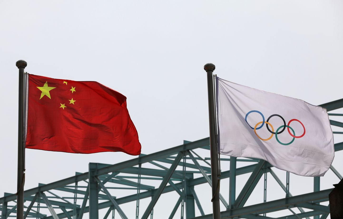 Ķīnas karogs un olimpiskais karogs