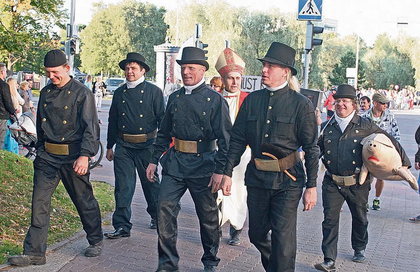 Hansapäevadel nägi nii iidseid kombeid kui tänapäeva ulmevidinaid.