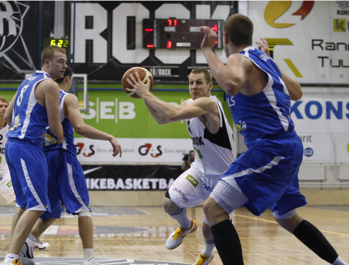 Balti Korvpalliliiga kohtumine Tartu Rock`i (valgetes särkides) ja Ventspilsi (sinistes särkides) vahel oktoobris. Mängu võitis Tartu Rock tulemusega 89:79.