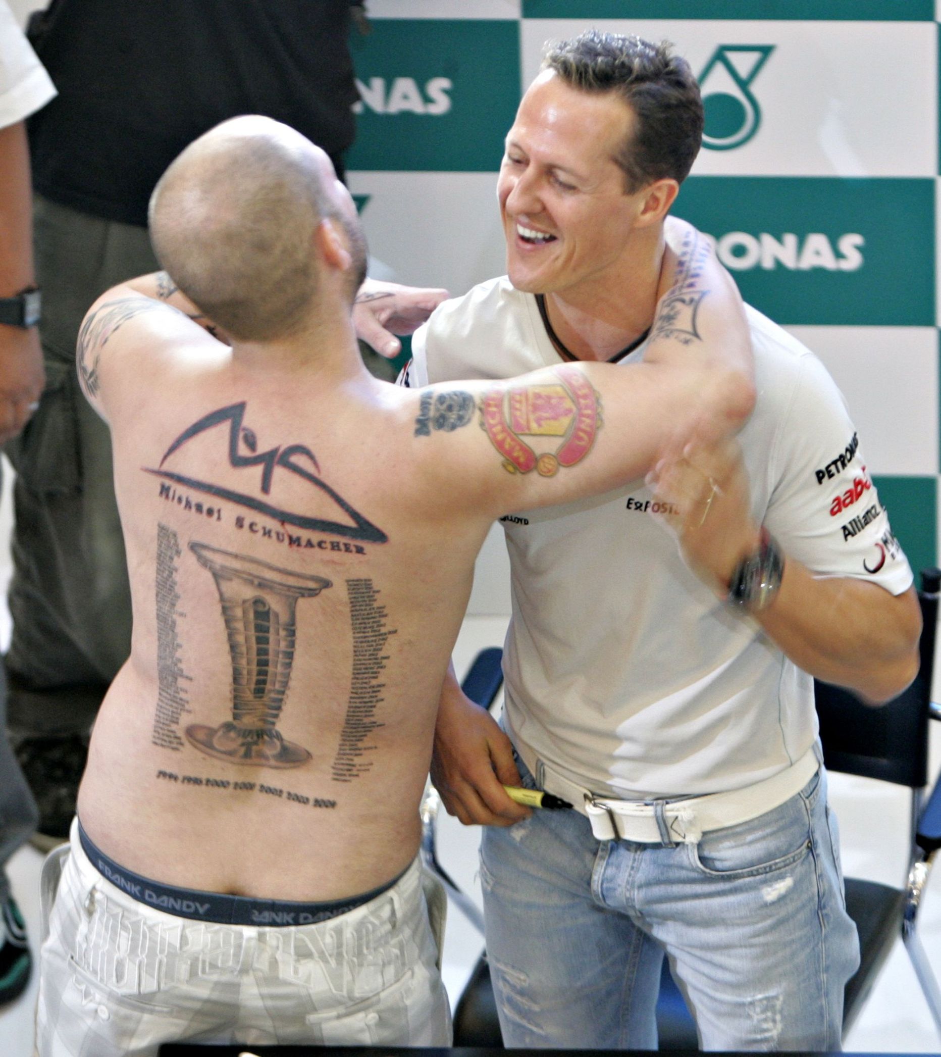 Fänn kallistamas Michael Schumacherit