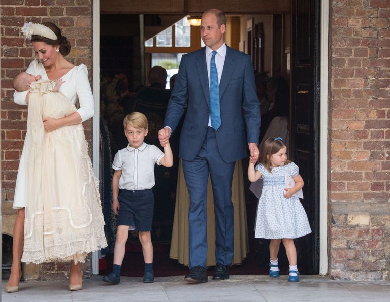 Cambridge'i hertsoginna Catherine koos poja, prints Louis'ga ning prints William koos prints George'i ja printsess Charlotte'iga Louis' ristimisel 9. juulil 2018