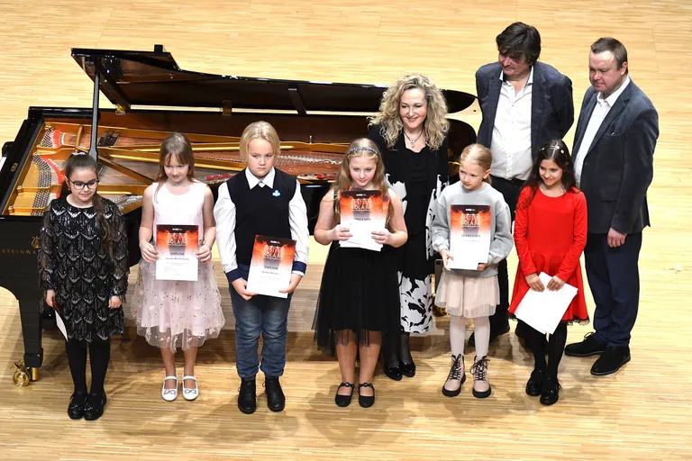 2. vanuserühma laureaadid koos žüriiga