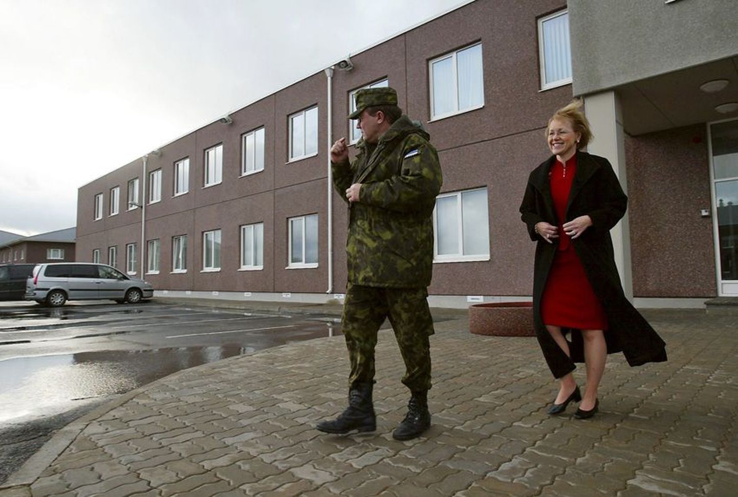 Tapa VÕKi ülem kolonel Urmas Roosimägi (vasakul) tutvustas USA suursaadikule dr Aldona Wosile sõjaväeosa.