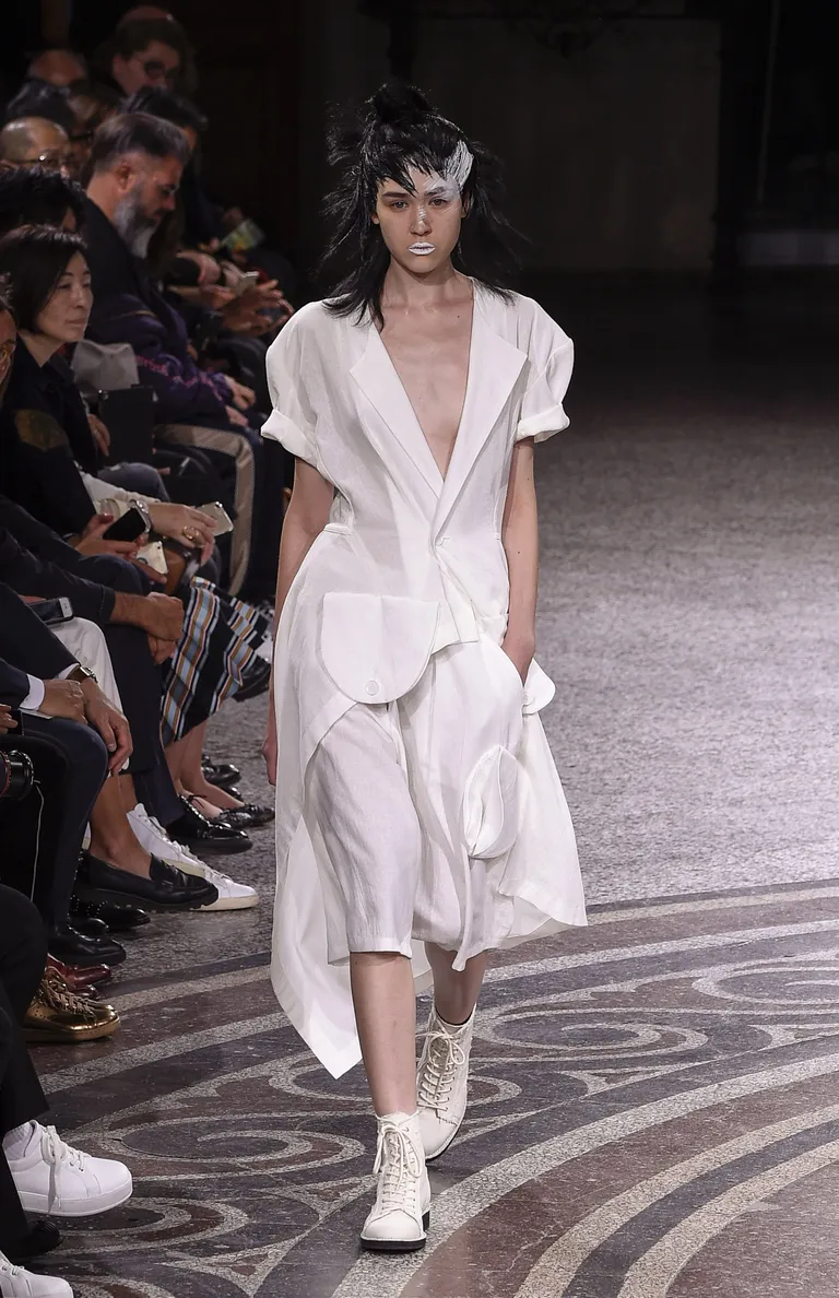 Modernne tuletis särk-mantel-kleidist. Yohji Yamamoto / Scanpix