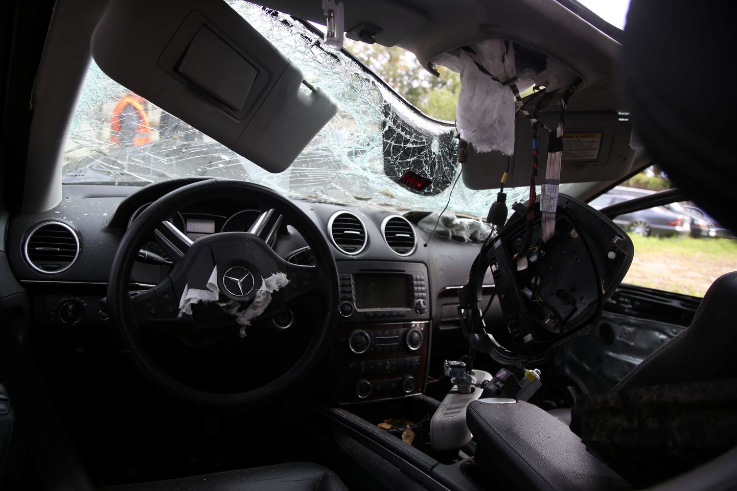 Automašīna, kura cietusi smagā ceļu satiksmes negadījumā Valsts policijas projekta "Edward" preses konferences laikā