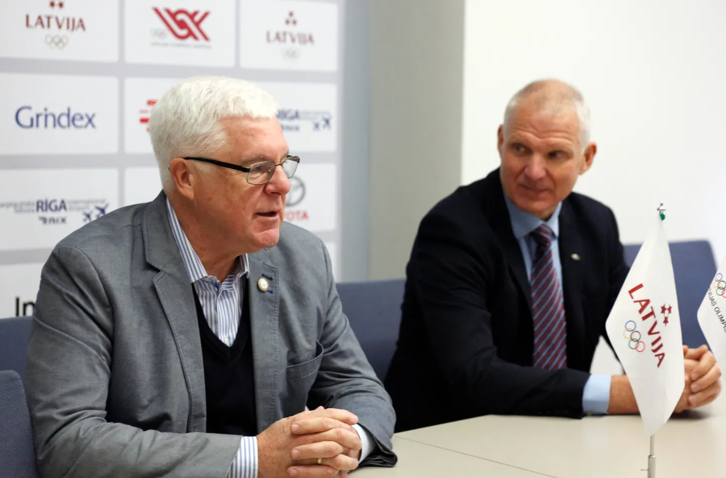 Latvijas Olimpiskās komitejas prezidents Aldons Vrubļevskis (no kreisās) un Latvijas Olimpiskās komitejas ģenerālsekretārs Žoržs Tikmers