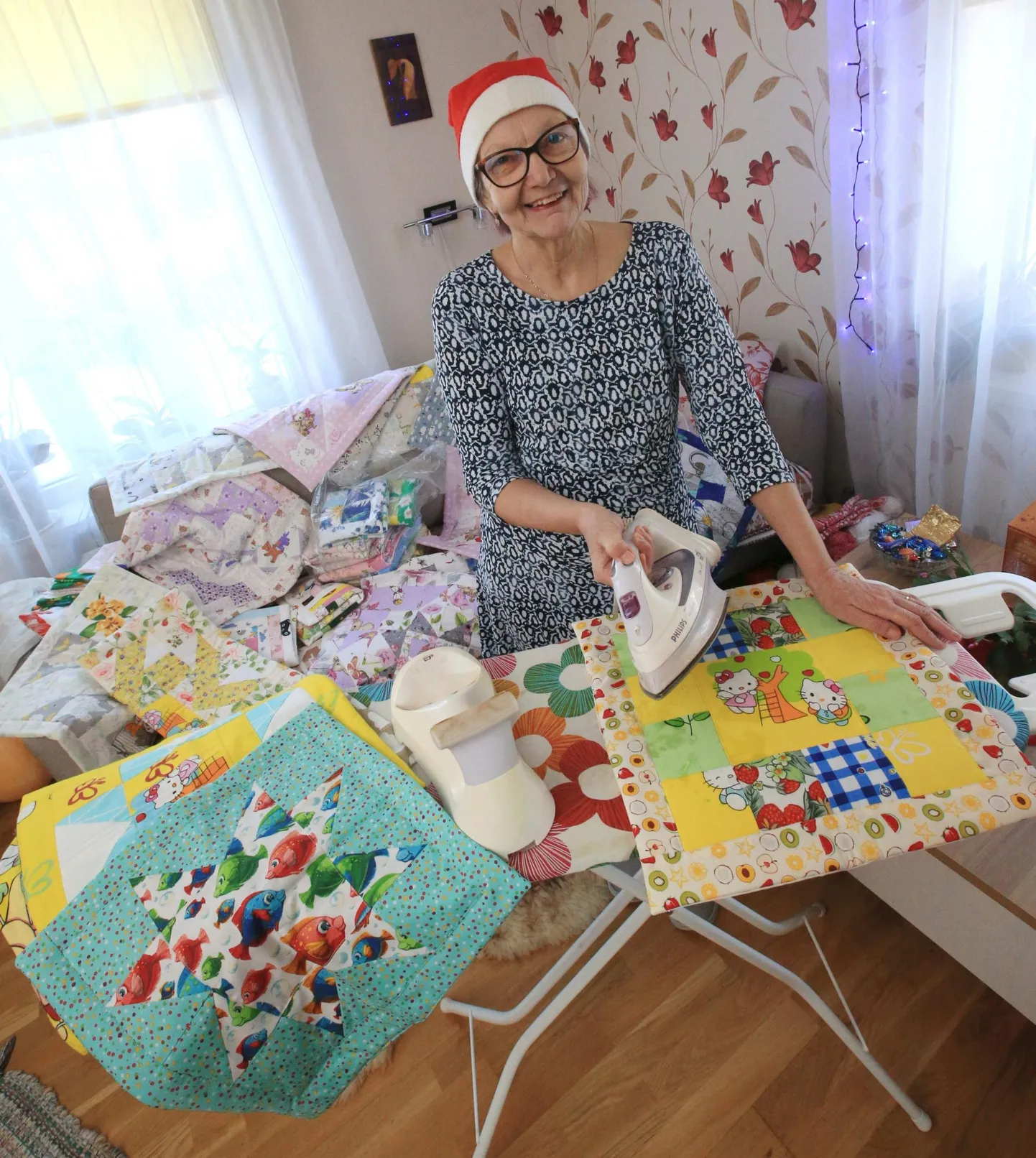 Aime Järvel on triikimis-ootel 50 tekki, igaühel unikaalne muster ruutudest, kolmnurkadest, rombidest, siiludest ja viiludest.