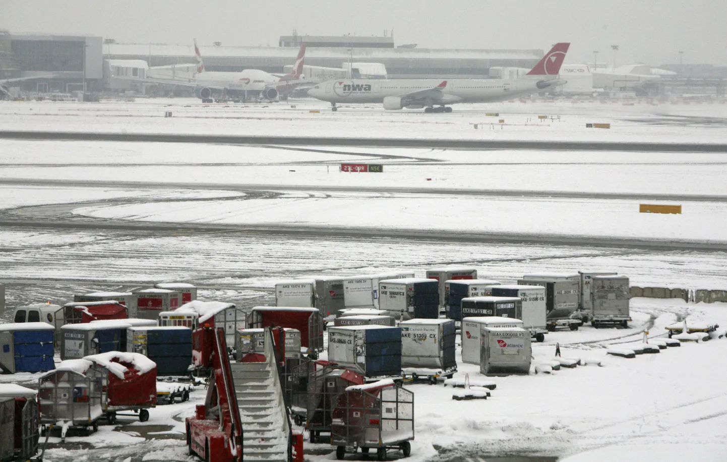 Lumesadu peatas Heathrow rahvusvahelisel lennuväljal eile paariks tunniks liikluse.