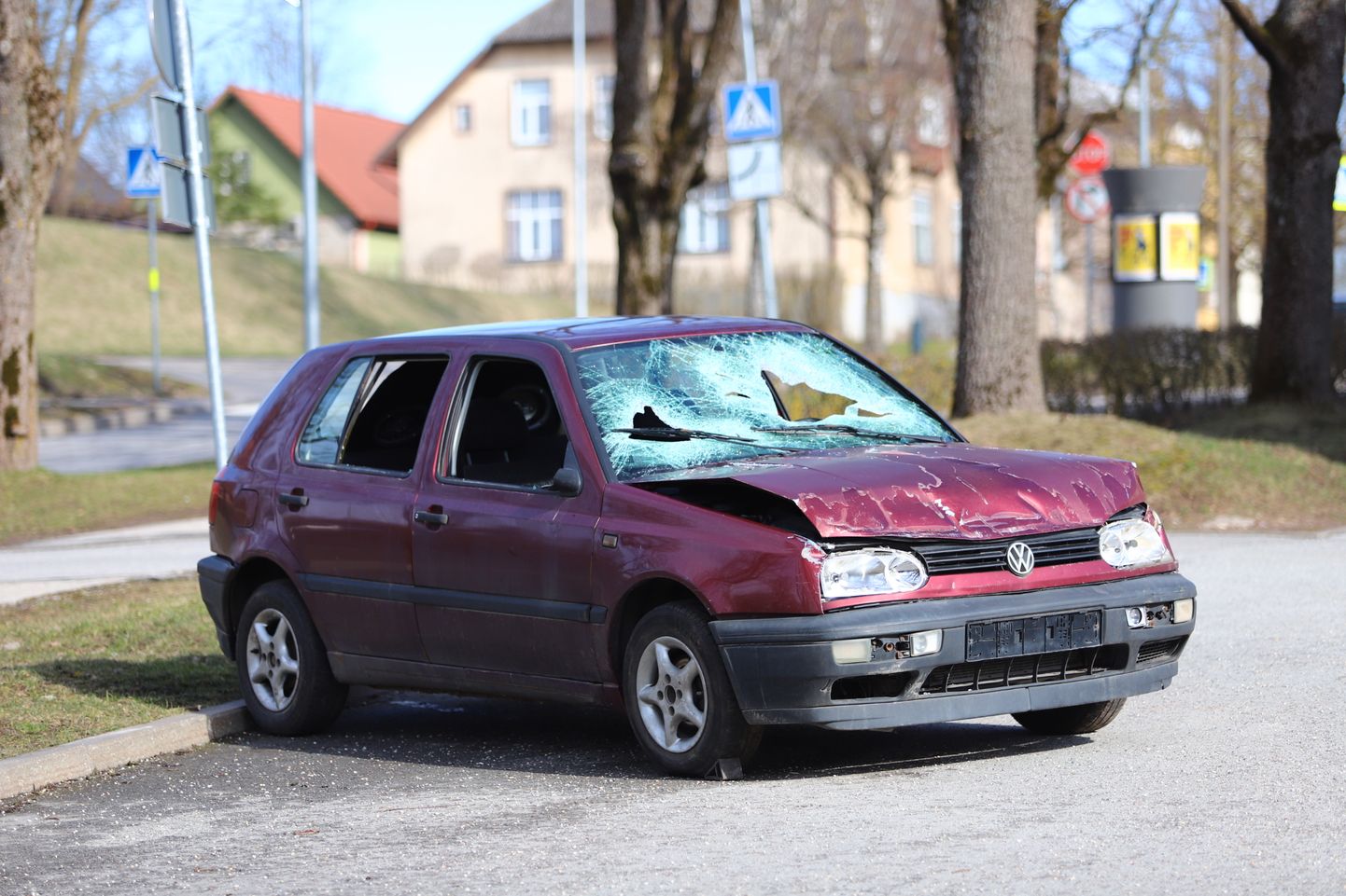 Vana-Vaksali tänaval seisev avariiline auto sai uusi vigastusi rüüstajate käe läbi.