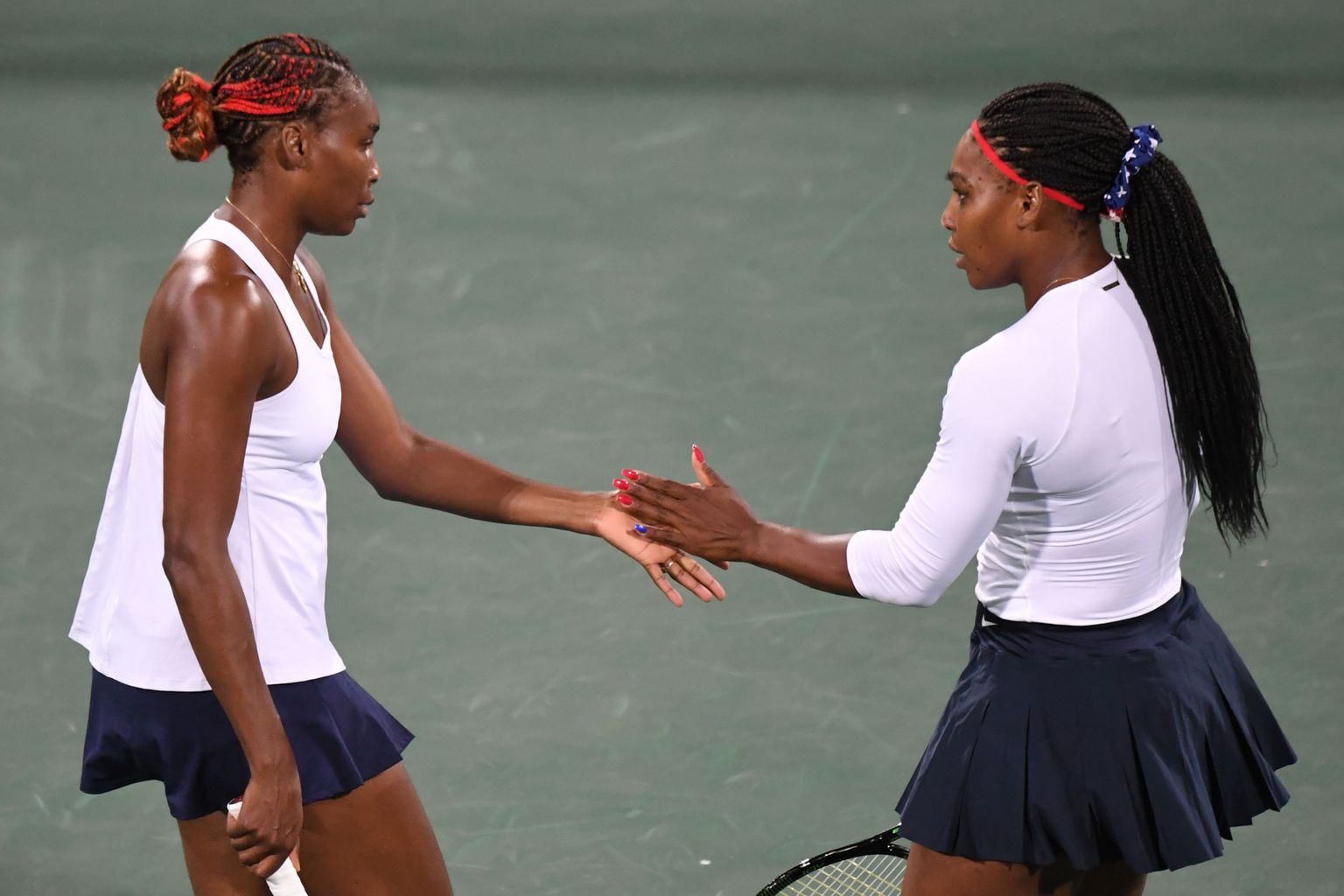 Tenniseõed Serena (paremal) ja Venus Williams tarvitavad tervisehädade leevendamiseks keelatud aineid, aga kuna neil on eriluba, siis ei nähta selles probleemi.
