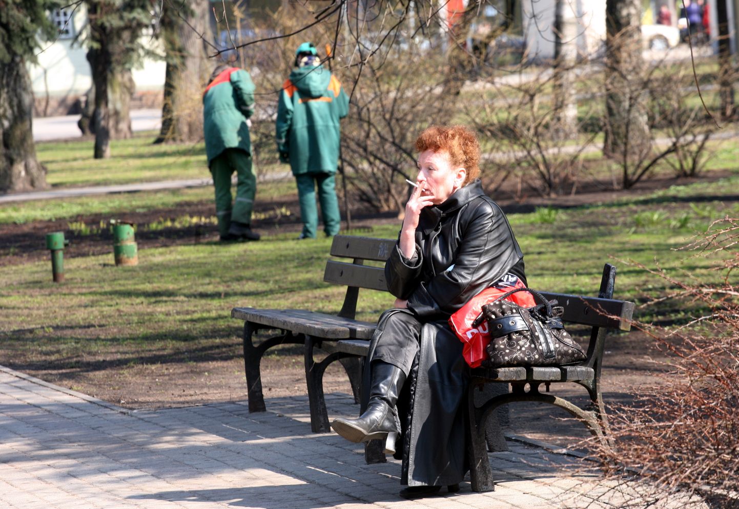 Женщина курит в Верманском парке.