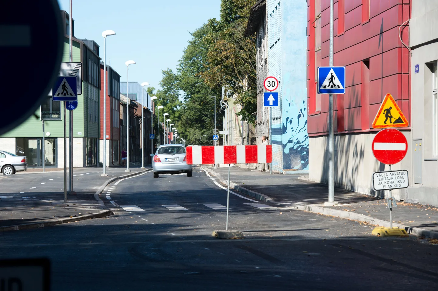 Soo tänava ehitustööd on lõppenud ja tee on justkui valmis, kuid liiklusele on see endiselt suletud.