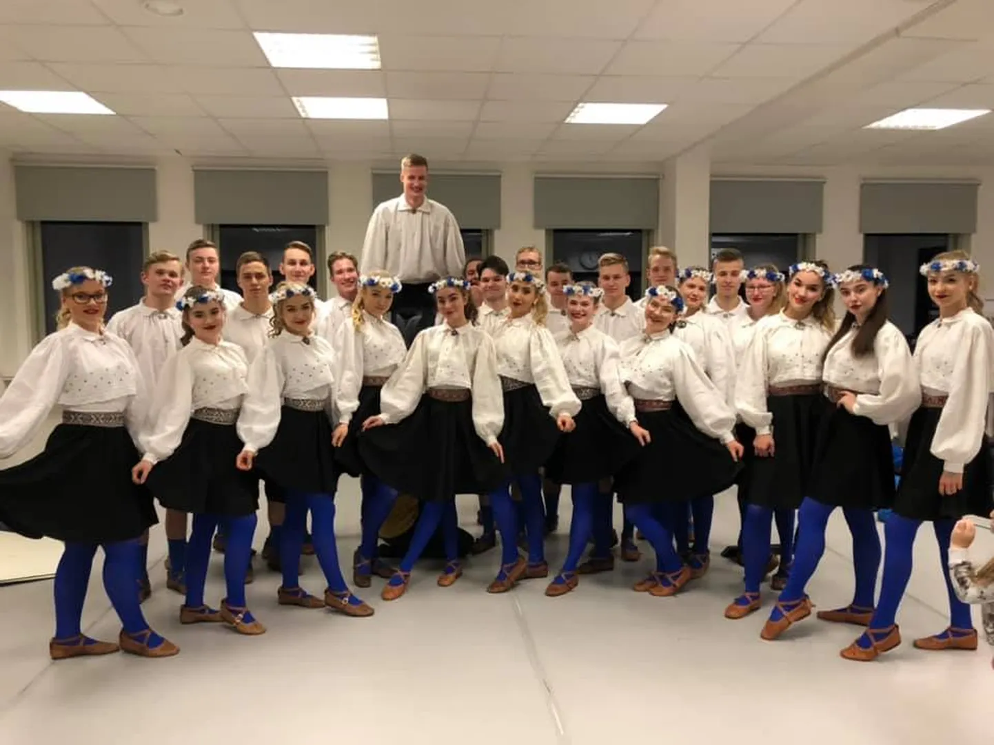 Tantsurühmade Keerutajad ja Südameke tantsijad.