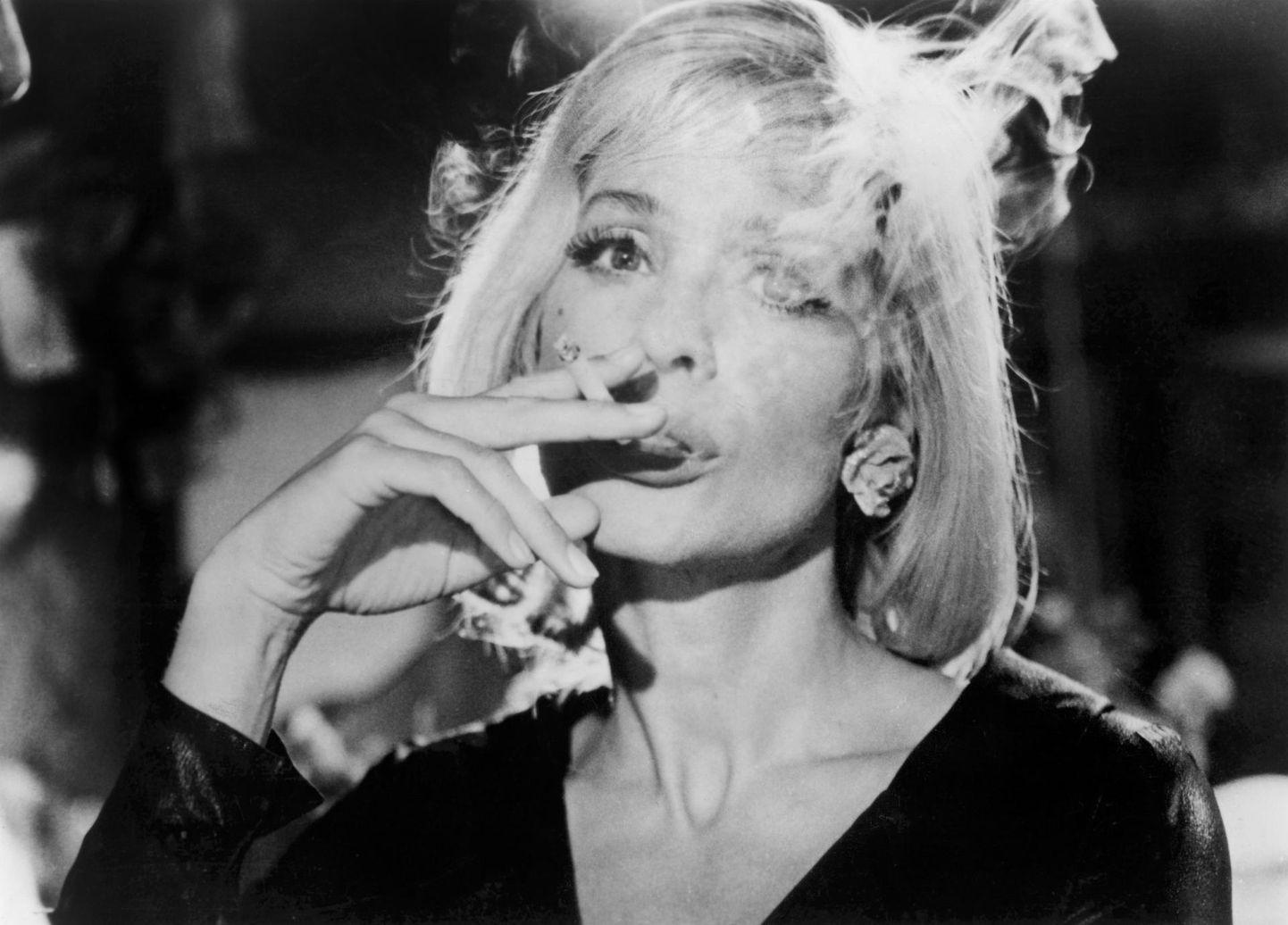 Näitleja Ingrid Thulin filmivõtetel aastal 1964, kui jõudis avalikkuse ette raport suitsetamise seosest kopsuvähiga. Sigaretid aga hakkasid popkultuurist kaduma 2000. aastatel.