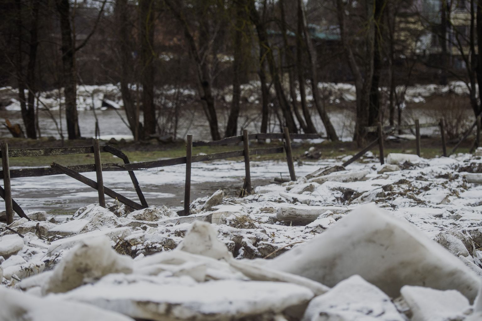 Paaugstināts ūdens līmenis un izskaloti ledus krāvumi Ogres upē