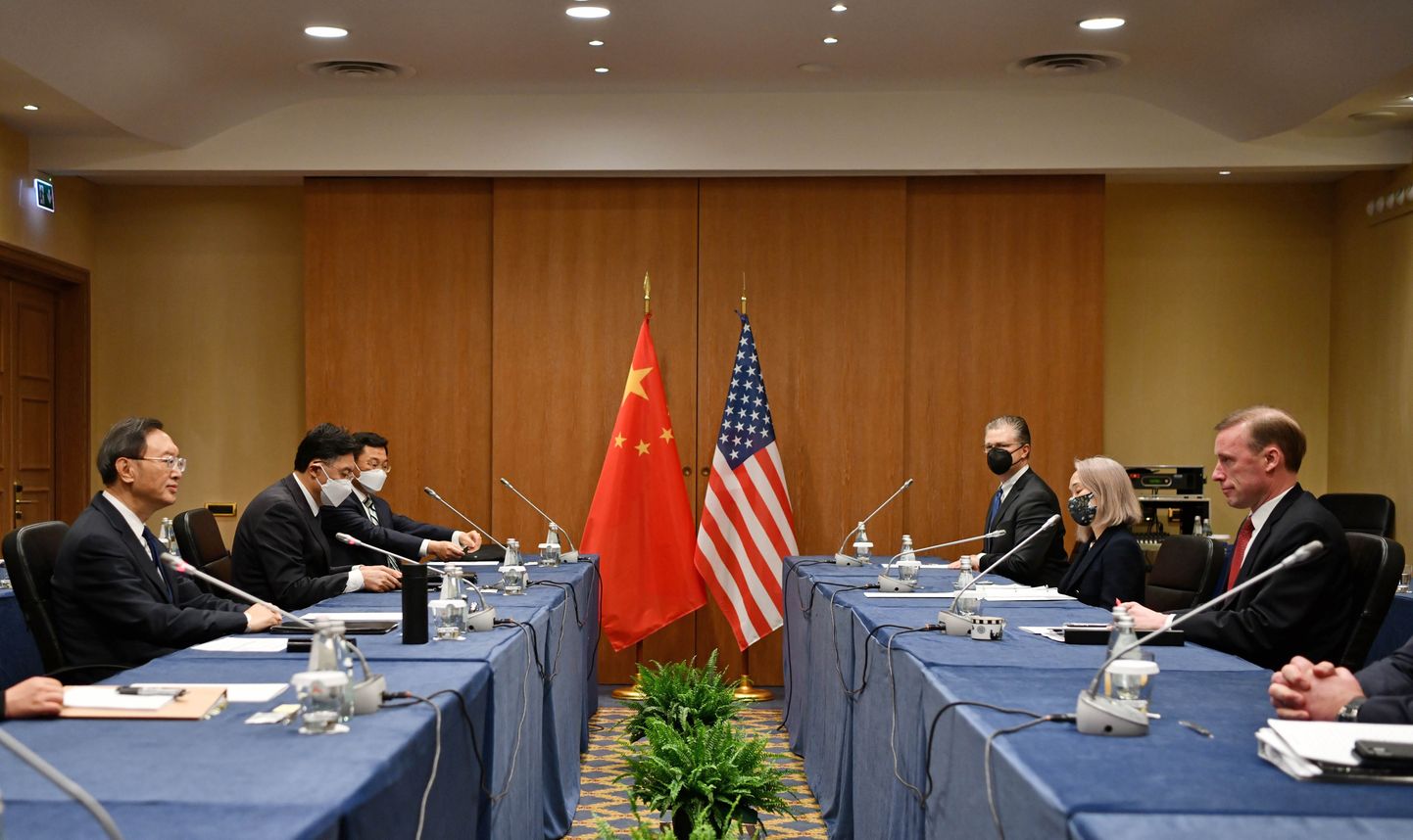 Hiina tippdiplomaat Yang Jiechi (esimene vasakul) ja USA Valge Maja julgeolekunõunik Jake Sullivan (esimene paremal) 14. märtsil 2022 Itaalias Roomas nõupidamisel