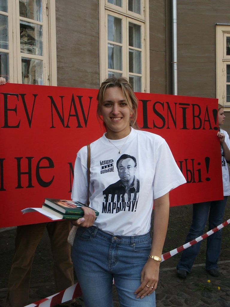 Ieva Ilves (Kupce) aastal 2004 MTÜ Vaba Valgevene juhina toetamas vangistatud Valgevene opositsiooniliidrit Mikhail Marynichit. Foto: Erakogu
