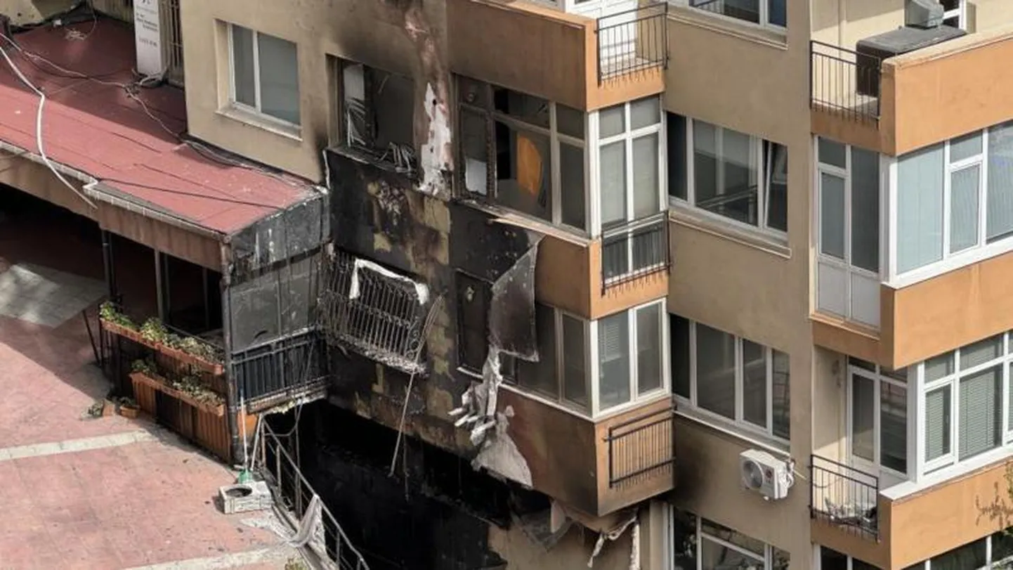 Пожар возник во время строительных работ в подвале 16-этажного жилого дома.