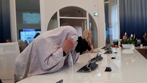 VAATA VIDEOT > Eestimaa Roheliste erakonna liige osaleb istungil kaitseülikonnas