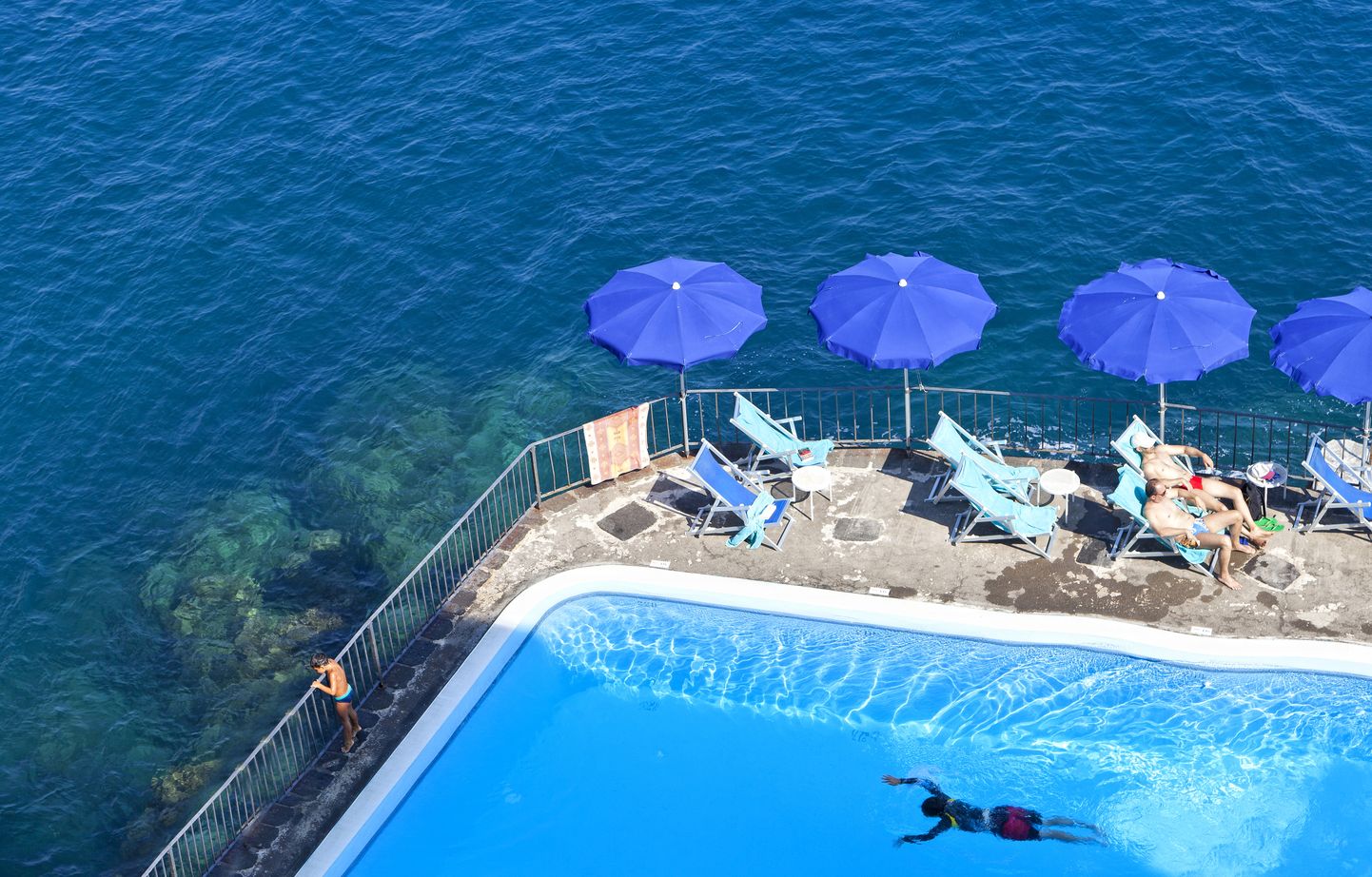 Mereäärne ujumisbassein Campania maakonnas Itaalias. Pilt on illustratiivne.