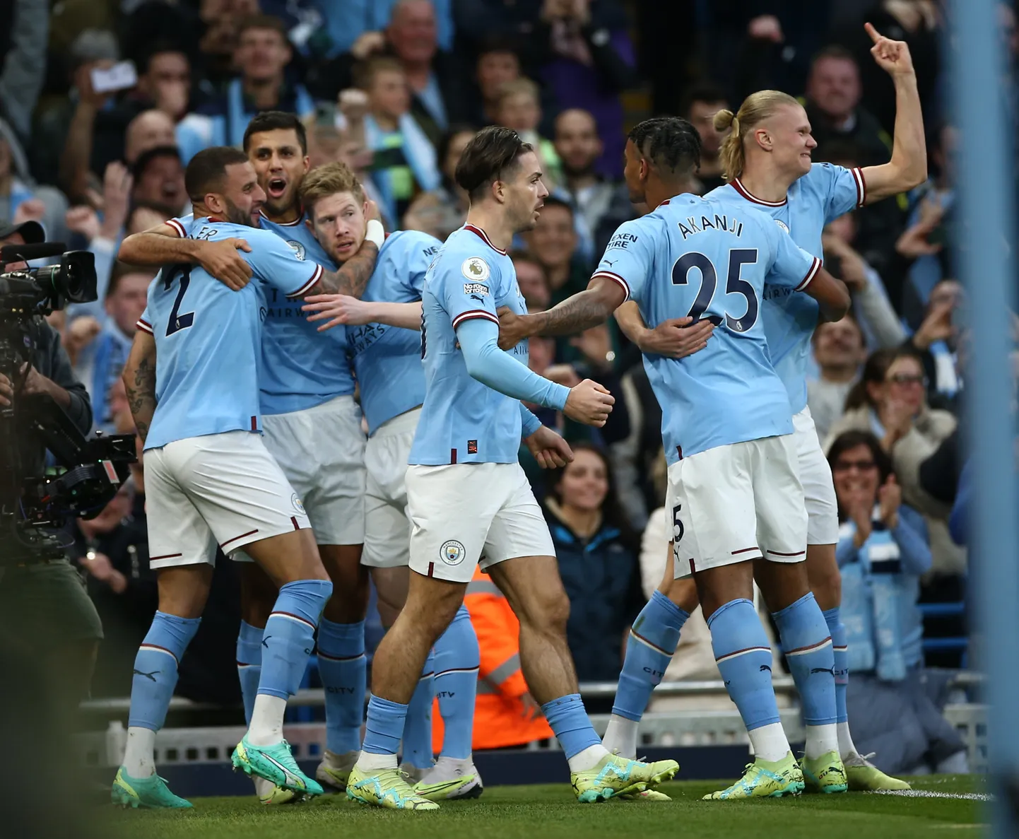 Manchester City mängijad väravat tähistamas.