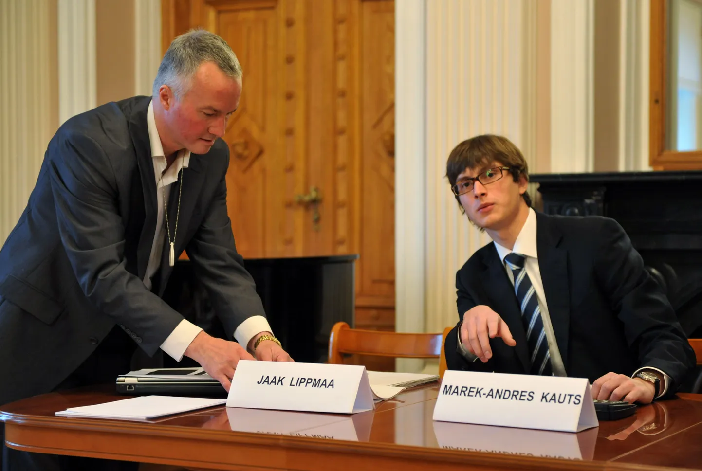Marek-Andres Kauts (paremal) soovitab kindla domeeni soovijatel selle registreerimiseks varakult valmis olla.