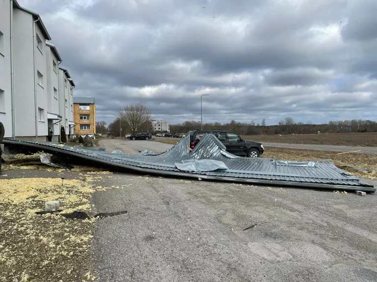 Kudjape kortermaja katus maandus majaees autodel