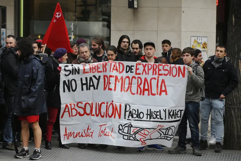 Räppar Pablo Hasel sõbrad ja toetajad neljapäeval Hispaania kohtumaja ees, käes plakat kirjaga 'Ilma sõnavabaduseta pole demokraatiat.'