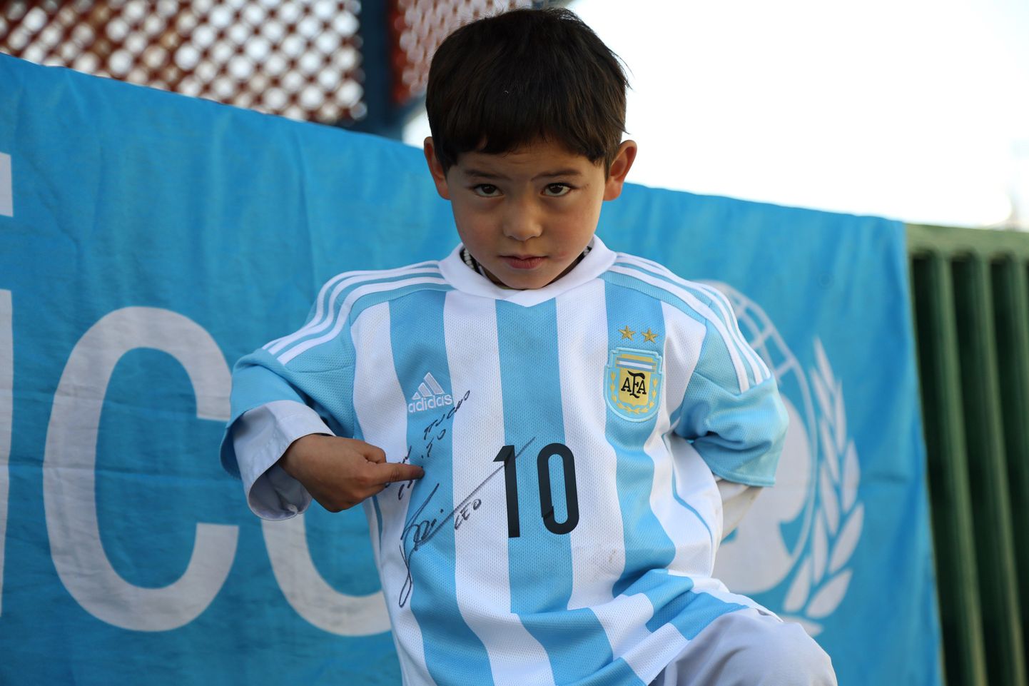 Murtaza Ahmadi sai UNICEFi kaudu Lionel Messilt õige ja ilusa särgi.
