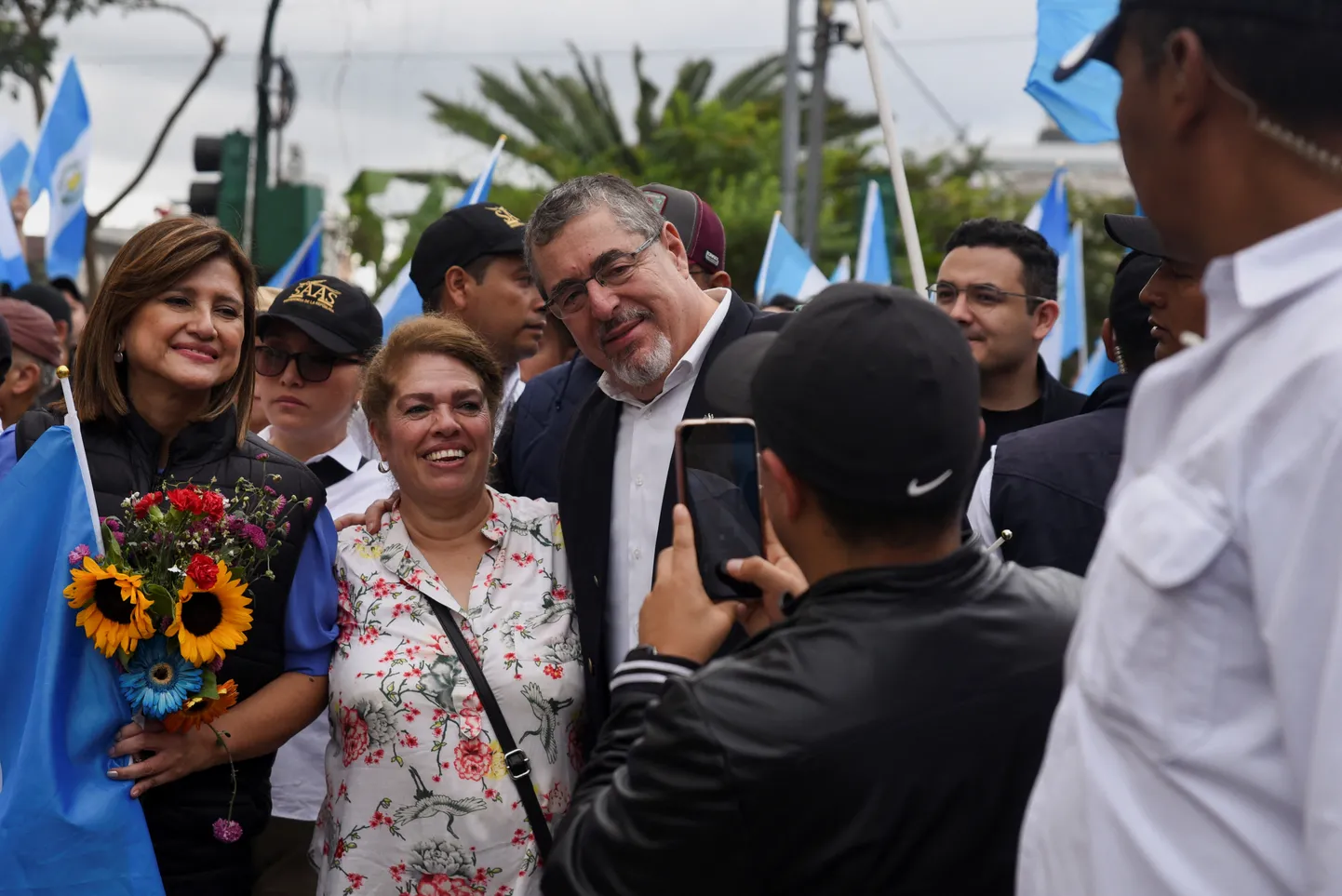 Guatemala presidendiks valitud Bernardo Arévalo koos toetajatega neljapäeval pealinnas Guatemalas peetud meeleavaldusel demokraatia toetuseks, millel nõuti võimu rahumeelset demokraatlikku üleminekut.