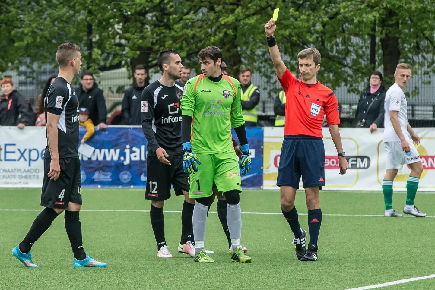 Infonet - Levadia 3:2. Kohtunik Kristo Tohver näitab kollast kaarti Infoneti väravavahile Matvei Igonenile.
