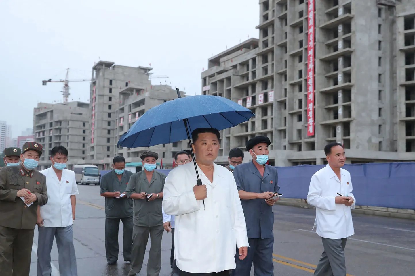 Kim Jong-un Pyongyangis ehitusplatsi külastamas.